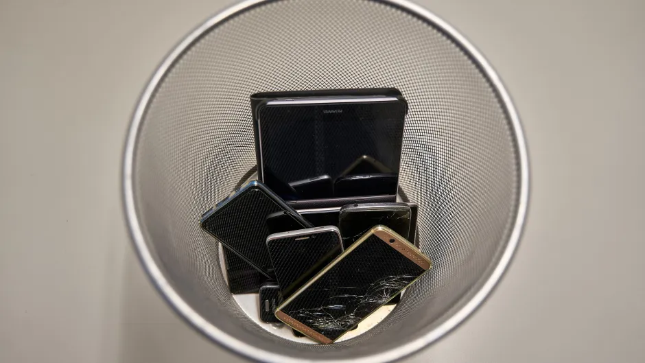 Smartphones_garbage-6105860_1920_c._Volker_Glaetsch_Pixabay